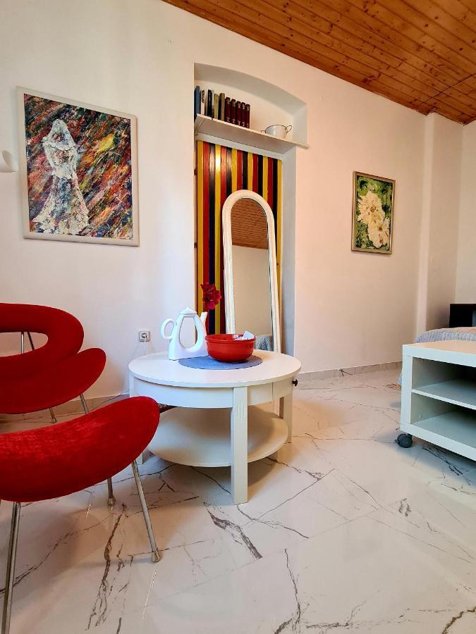 Yellow, Red & Blue Apartment Split Exterior photo